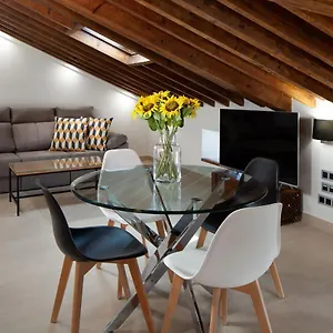 https://inmlaga-penthouse-santos-suites.hotelsinnerja.org